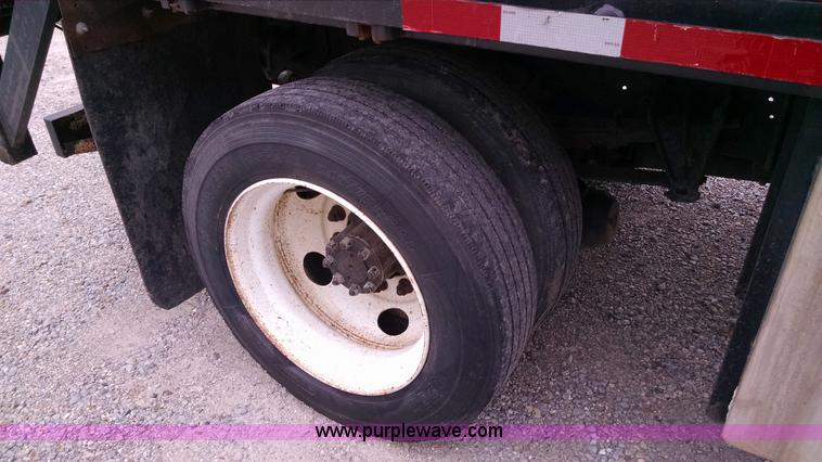 image for item AW9135 2000 International 4700 flatbed truck