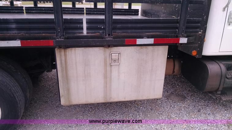 image for item AW9135 2000 International 4700 flatbed truck