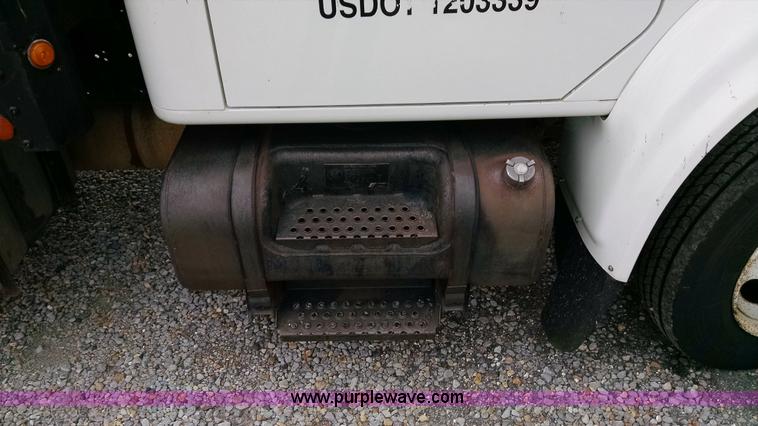 image for item AW9135 2000 International 4700 flatbed truck