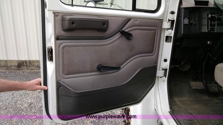 image for item AW9135 2000 International 4700 flatbed truck