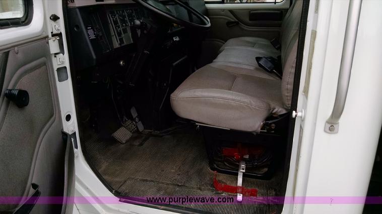 image for item AW9135 2000 International 4700 flatbed truck