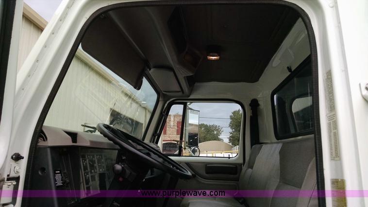 image for item AW9135 2000 International 4700 flatbed truck