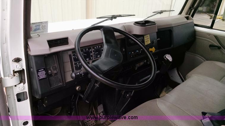 image for item AW9135 2000 International 4700 flatbed truck