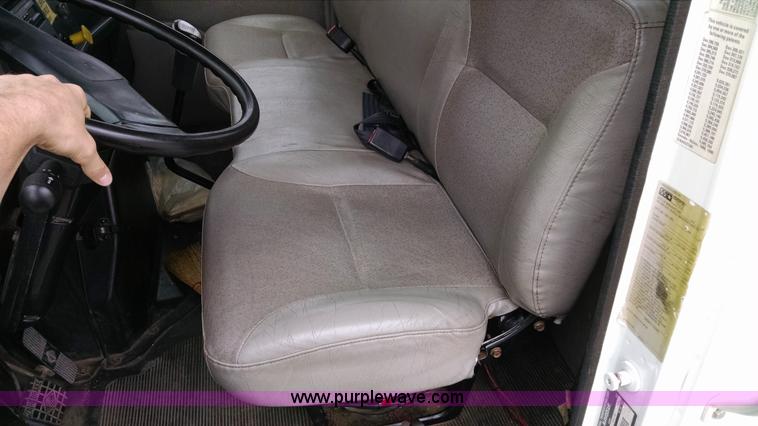 image for item AW9135 2000 International 4700 flatbed truck