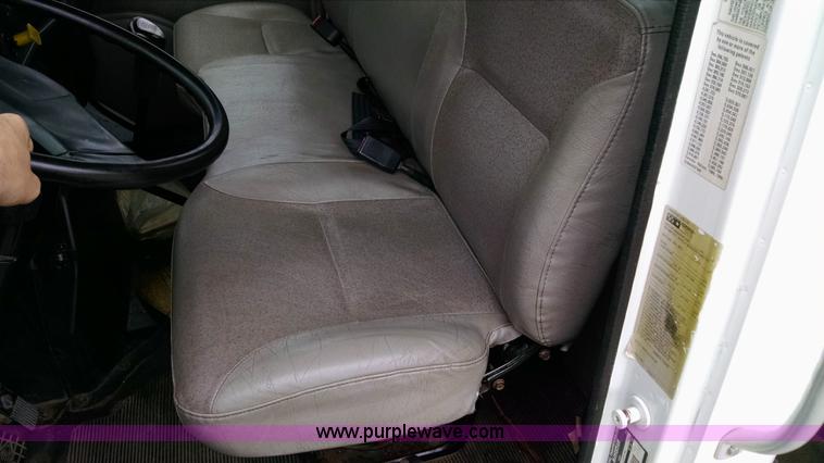 image for item AW9135 2000 International 4700 flatbed truck