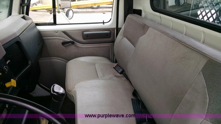 image for item AW9135 2000 International 4700 flatbed truck