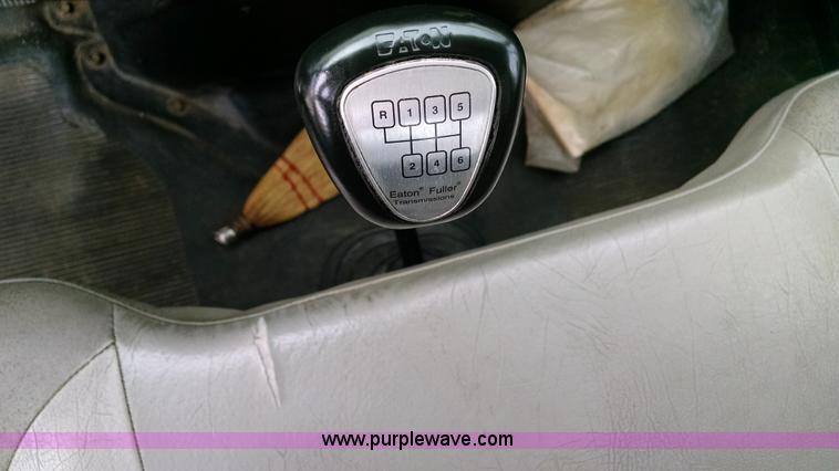 image for item AW9135 2000 International 4700 flatbed truck