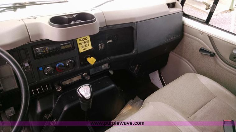 image for item AW9135 2000 International 4700 flatbed truck