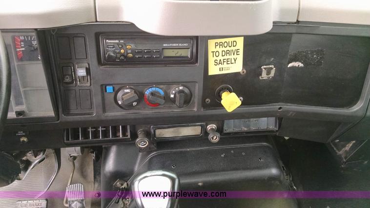 image for item AW9135 2000 International 4700 flatbed truck