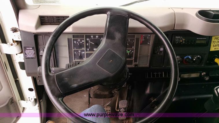 image for item AW9135 2000 International 4700 flatbed truck