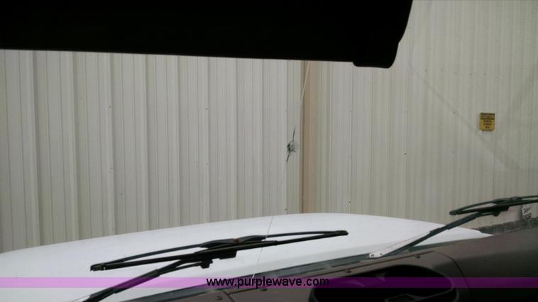 image for item AW9135 2000 International 4700 flatbed truck