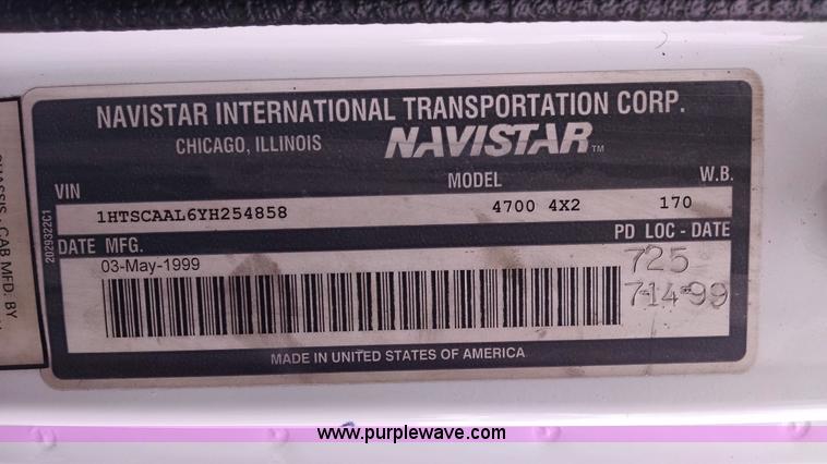 image for item AW9135 2000 International 4700 flatbed truck