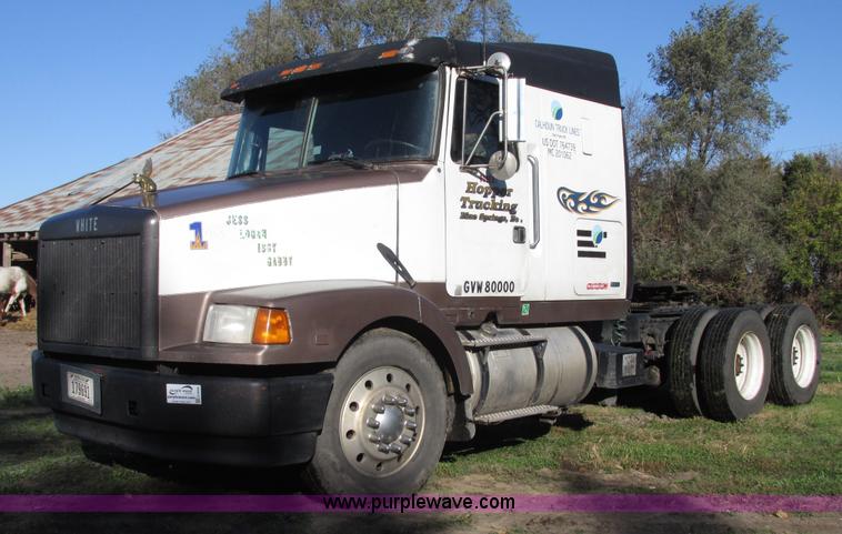 image for item G9906 1989 Volvo WIA semi truck