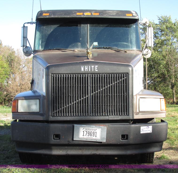 image for item G9906 1989 Volvo WIA semi truck