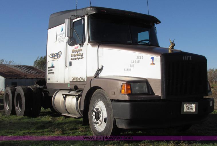 image for item G9906 1989 Volvo WIA semi truck