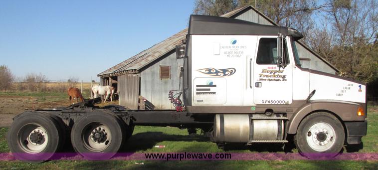 image for item G9906 1989 Volvo WIA semi truck