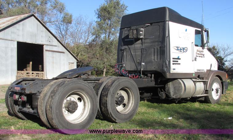 image for item G9906 1989 Volvo WIA semi truck