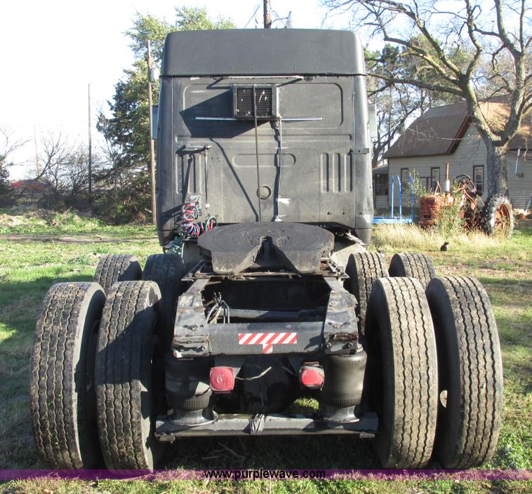 image for item G9906 1989 Volvo WIA semi truck