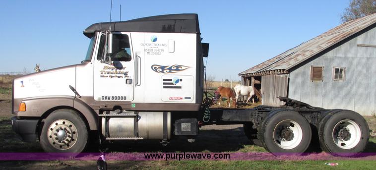 image for item G9906 1989 Volvo WIA semi truck