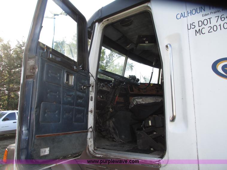 image for item G9906 1989 Volvo WIA semi truck