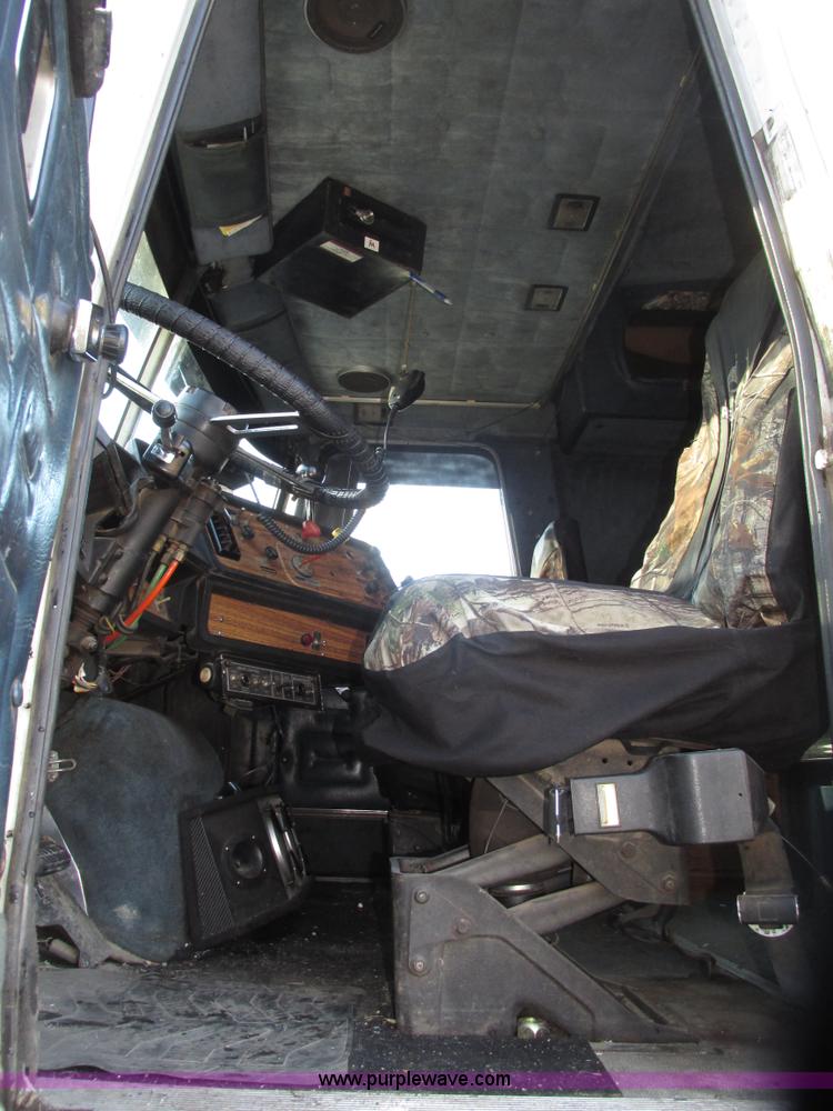 image for item G9906 1989 Volvo WIA semi truck