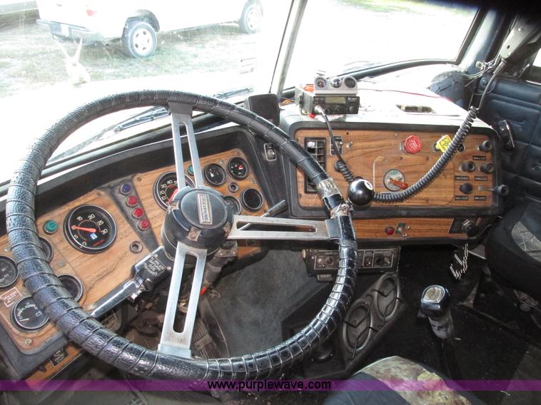 image for item G9906 1989 Volvo WIA semi truck