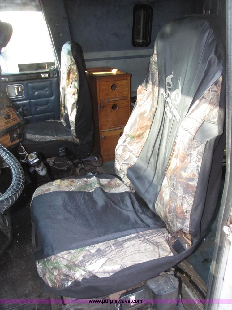 image for item G9906 1989 Volvo WIA semi truck