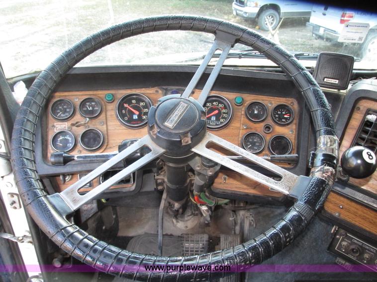 image for item G9906 1989 Volvo WIA semi truck