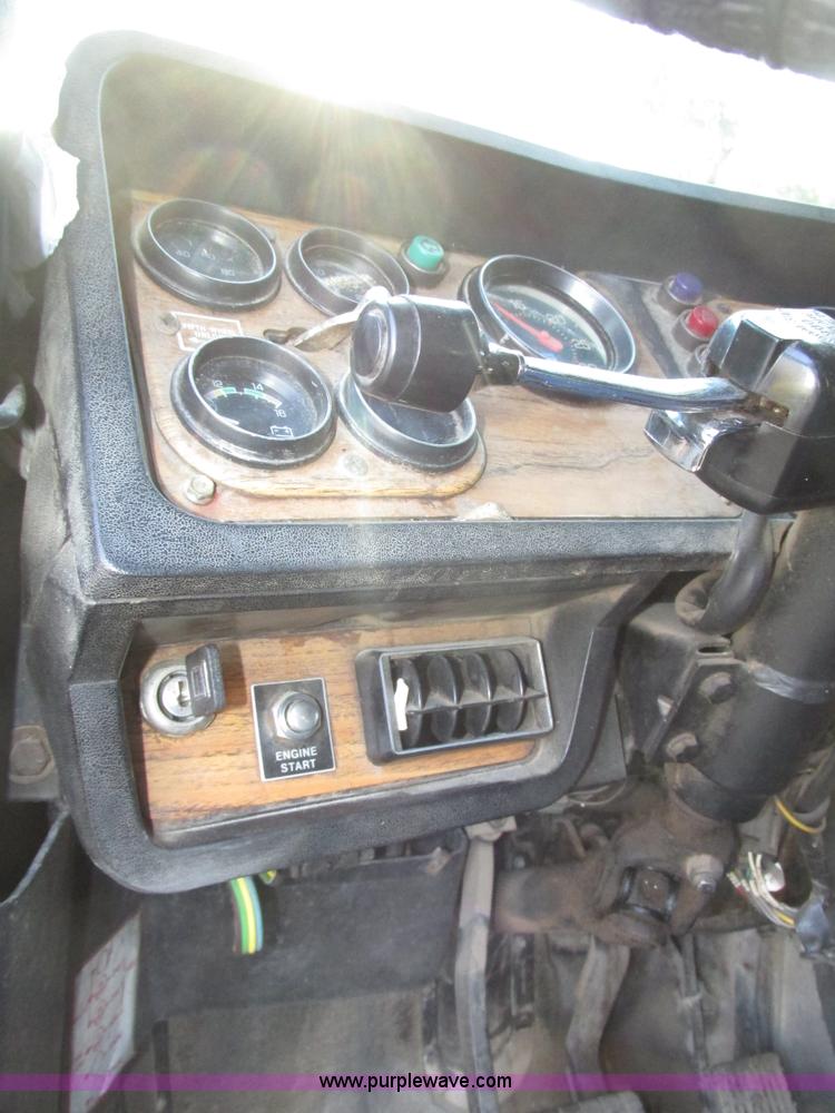 image for item G9906 1989 Volvo WIA semi truck