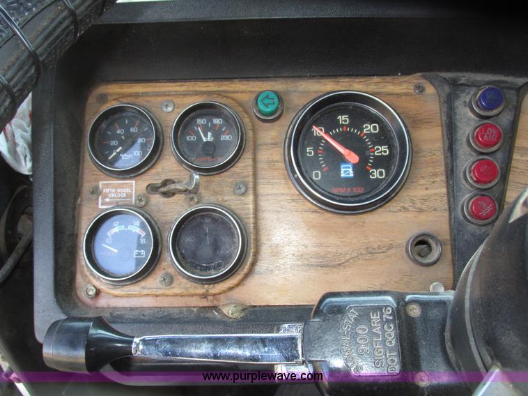 image for item G9906 1989 Volvo WIA semi truck