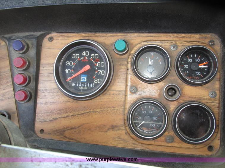 image for item G9906 1989 Volvo WIA semi truck