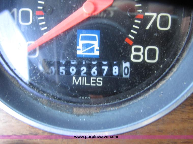 image for item G9906 1989 Volvo WIA semi truck