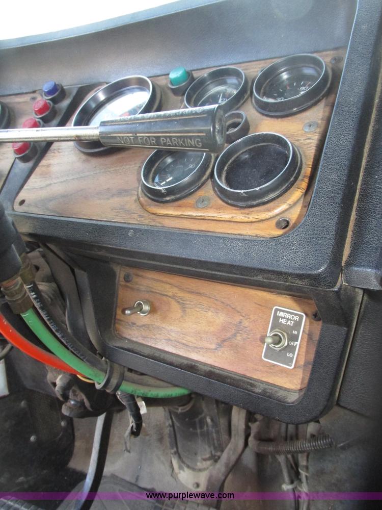 image for item G9906 1989 Volvo WIA semi truck