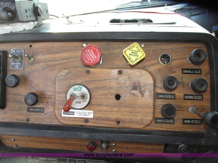 image for item G9906 1989 Volvo WIA semi truck