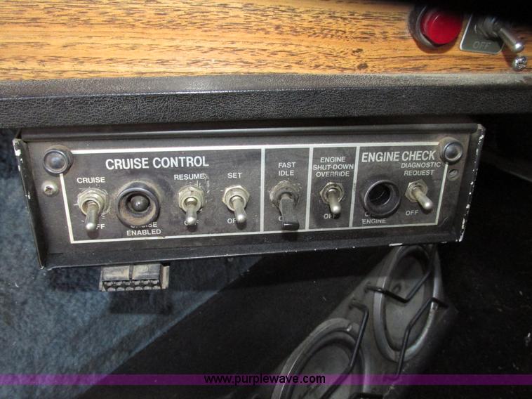 image for item G9906 1989 Volvo WIA semi truck