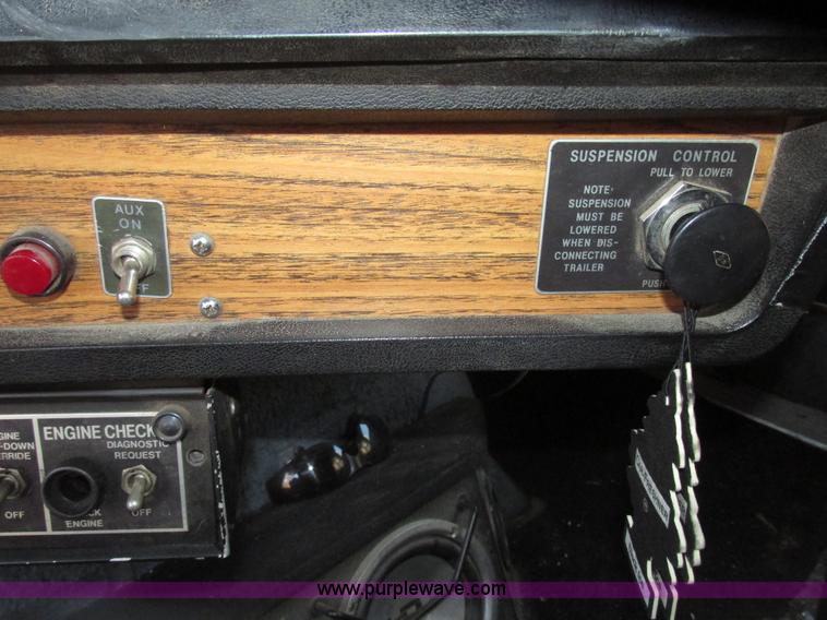 image for item G9906 1989 Volvo WIA semi truck