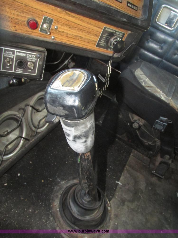 image for item G9906 1989 Volvo WIA semi truck