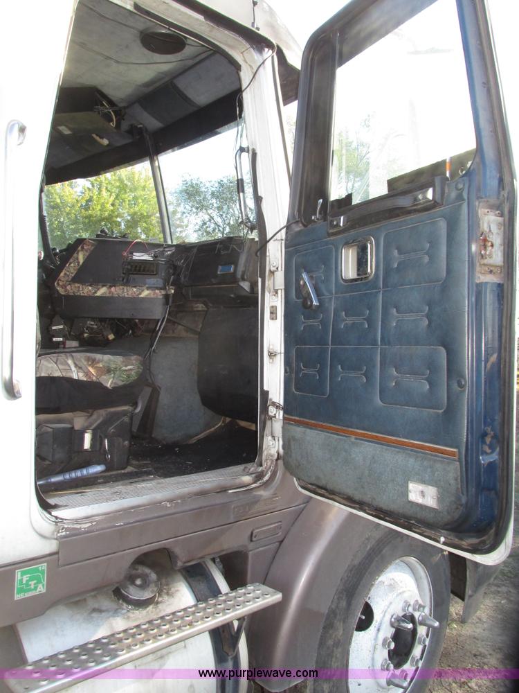 image for item G9906 1989 Volvo WIA semi truck