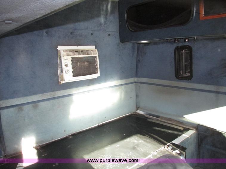 image for item G9906 1989 Volvo WIA semi truck