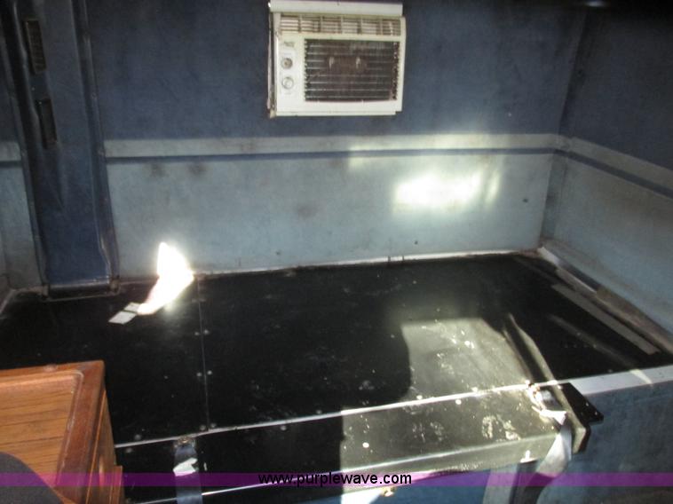 image for item G9906 1989 Volvo WIA semi truck