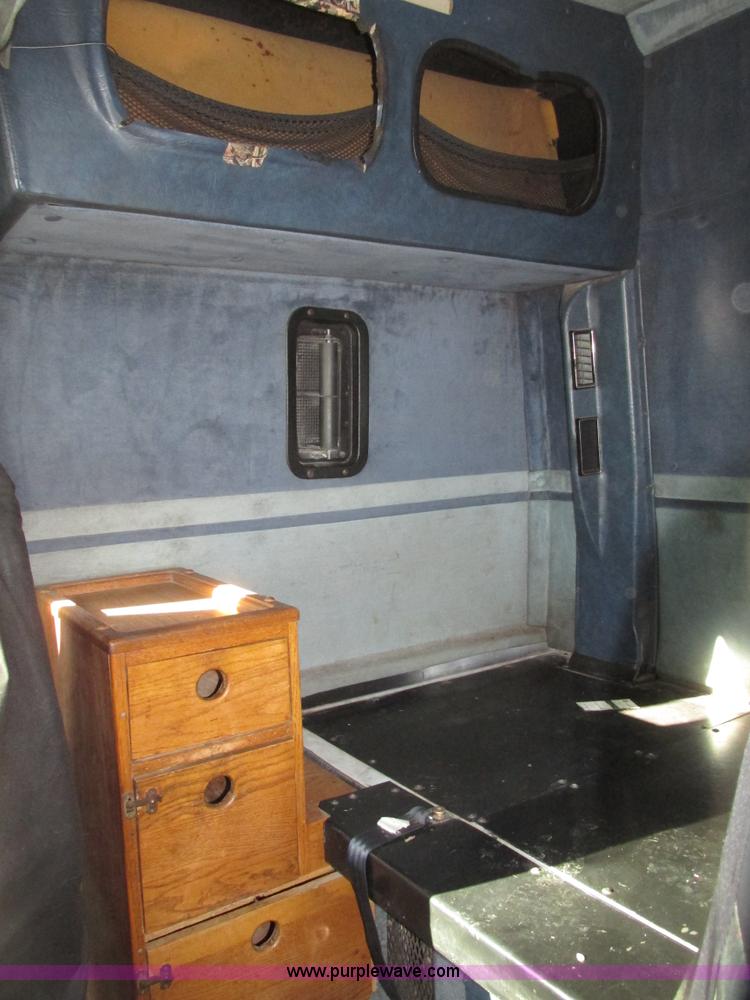 image for item G9906 1989 Volvo WIA semi truck