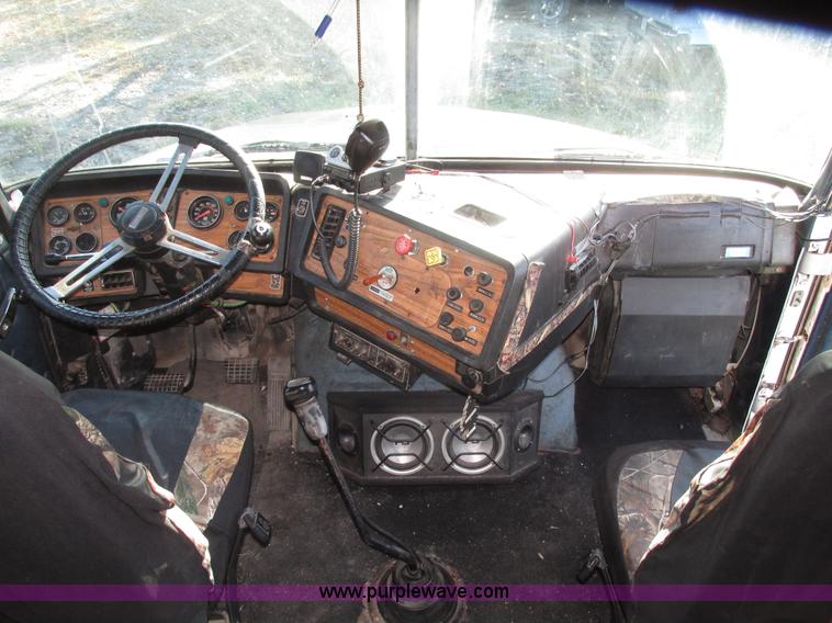 image for item G9906 1989 Volvo WIA semi truck