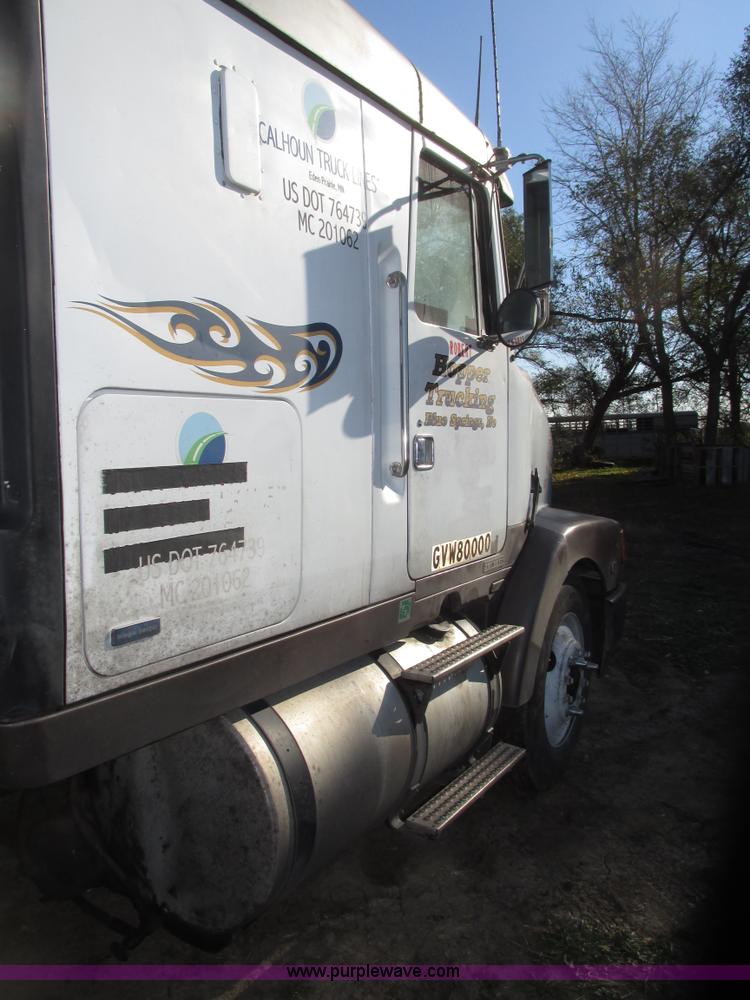 image for item G9906 1989 Volvo WIA semi truck