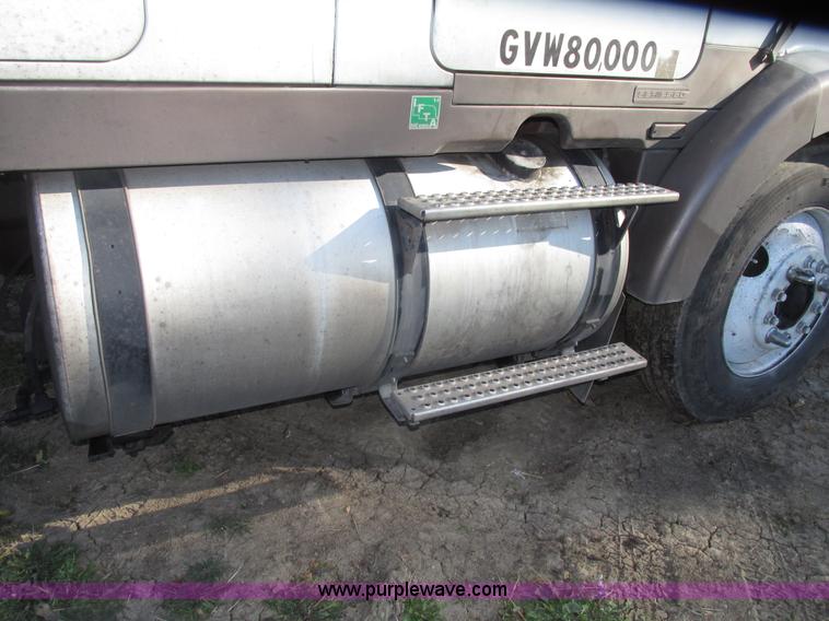 image for item G9906 1989 Volvo WIA semi truck