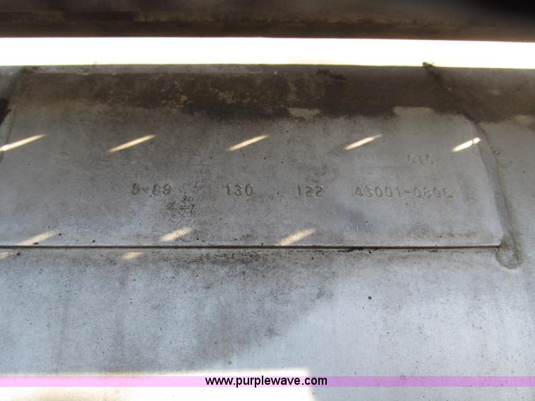 image for item G9906 1989 Volvo WIA semi truck