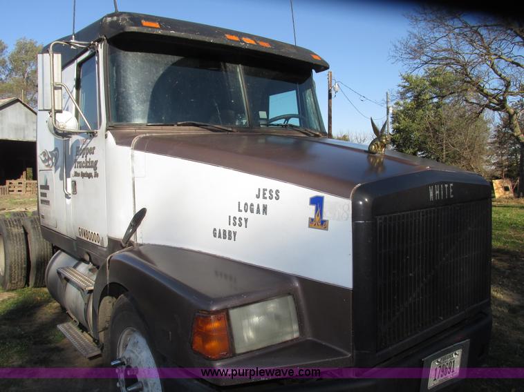 image for item G9906 1989 Volvo WIA semi truck