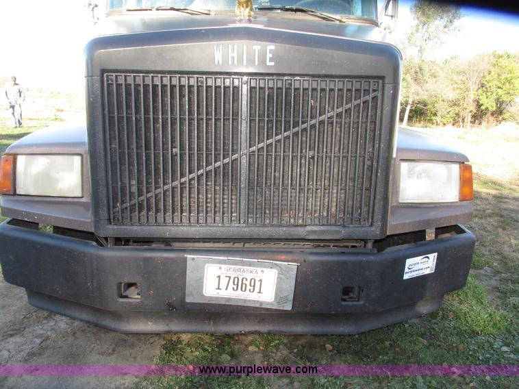 image for item G9906 1989 Volvo WIA semi truck