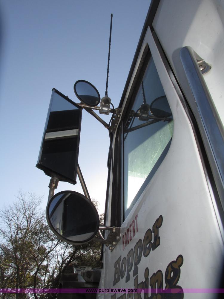 image for item G9906 1989 Volvo WIA semi truck