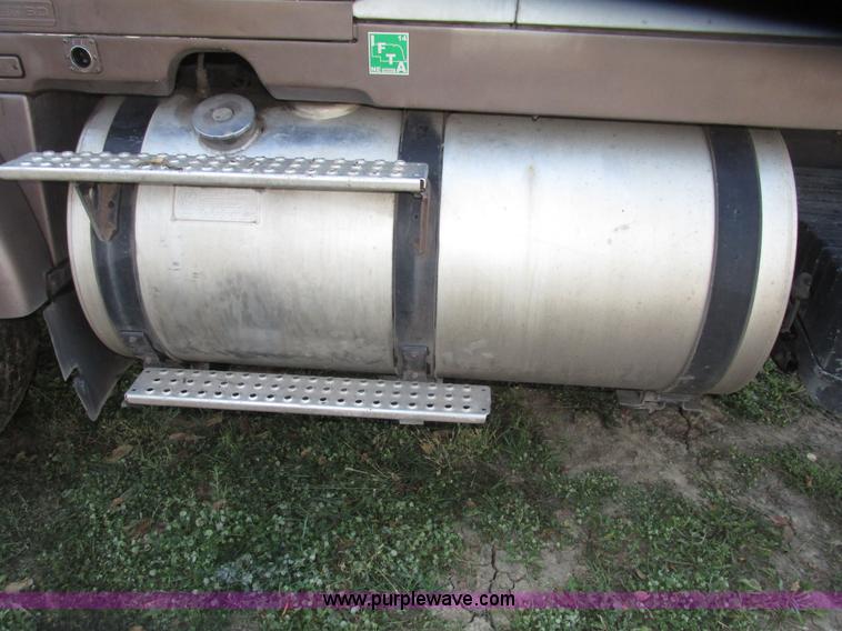 image for item G9906 1989 Volvo WIA semi truck