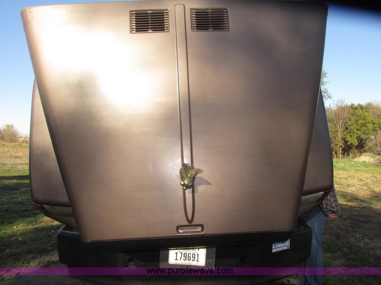 image for item G9906 1989 Volvo WIA semi truck